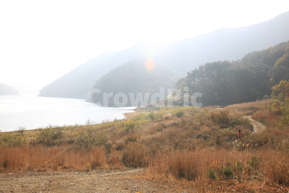 가을호수,가을풍경,길,해질녘,산,호수,석양,풍경,가을,계절,fall,autumn,season,자연,풍경,nature,landscape,dirt road,흙길,road,도로,gravel,자갈,ground,바닥