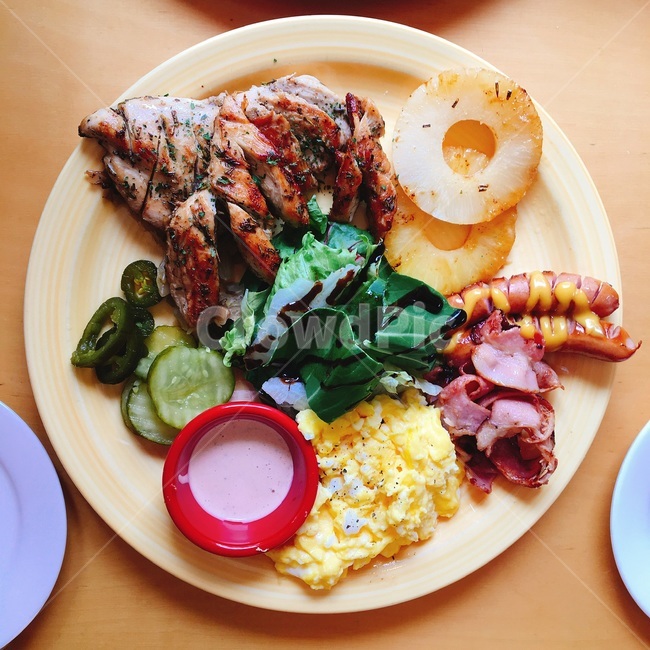 브런치,food,음식,breakfast,아침밥,베이컨,소세지,샐러드