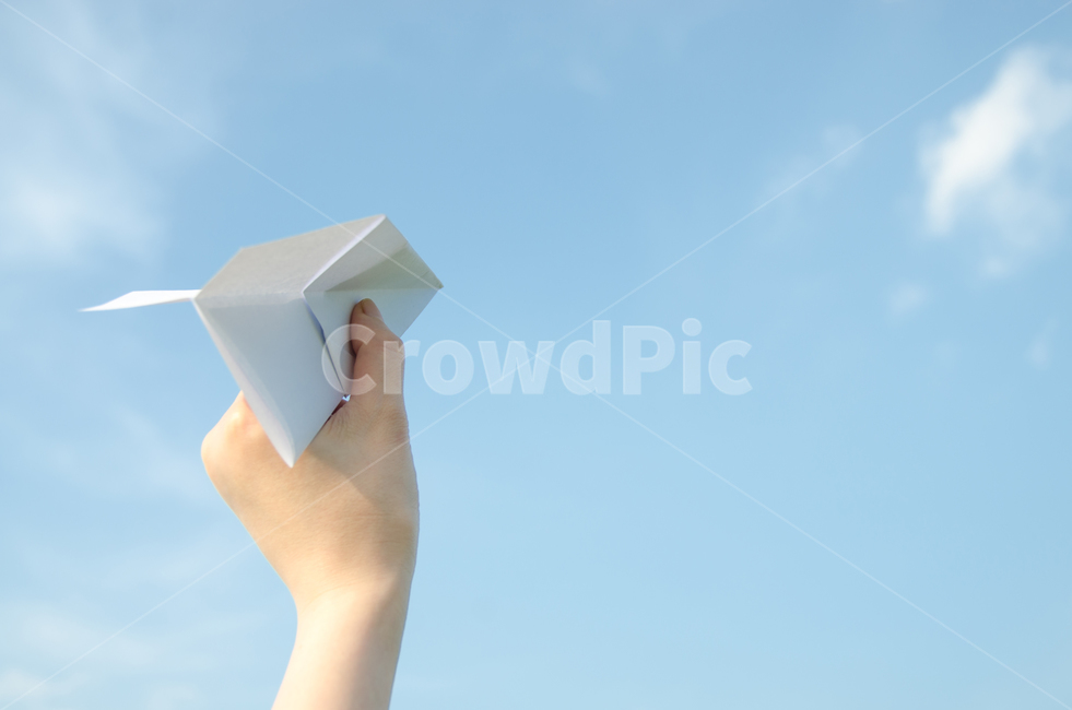 손,종이비행기,하늘,꿈,미래,공기,비행기,항공,배경,푸른,구름,창조,여성,비행,날다,자유,재미,놀이,던지기,장난감,여행,휴가,날개,여자,컨셉,백그라운드,종이