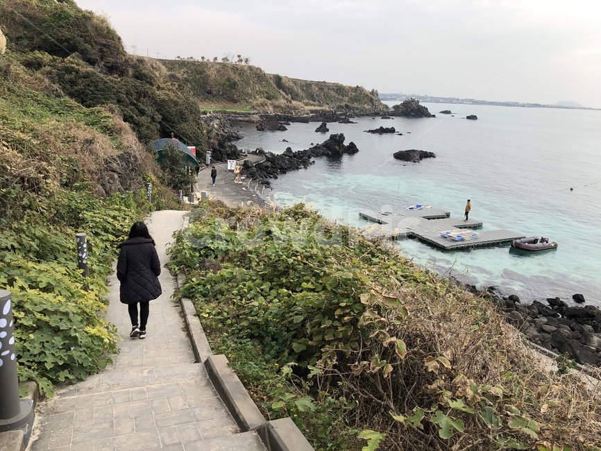 제주,산책,해안길,애월,바다,필름,필름카메라,제주도,jeju,jeju island,사람,인물,인간,human,person,여성,여자,woman,female,lady
