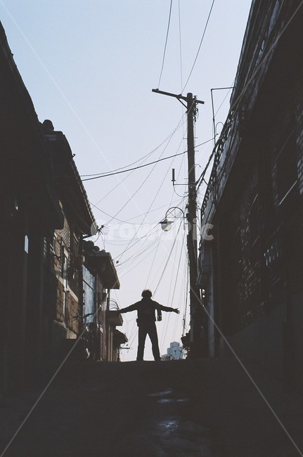 역광,골목길,만세,그림자,오르막길,골목길,alley,사람,인물,인간,human,person,인물실루엣,사람실루엣,character silhouette,human silhouette