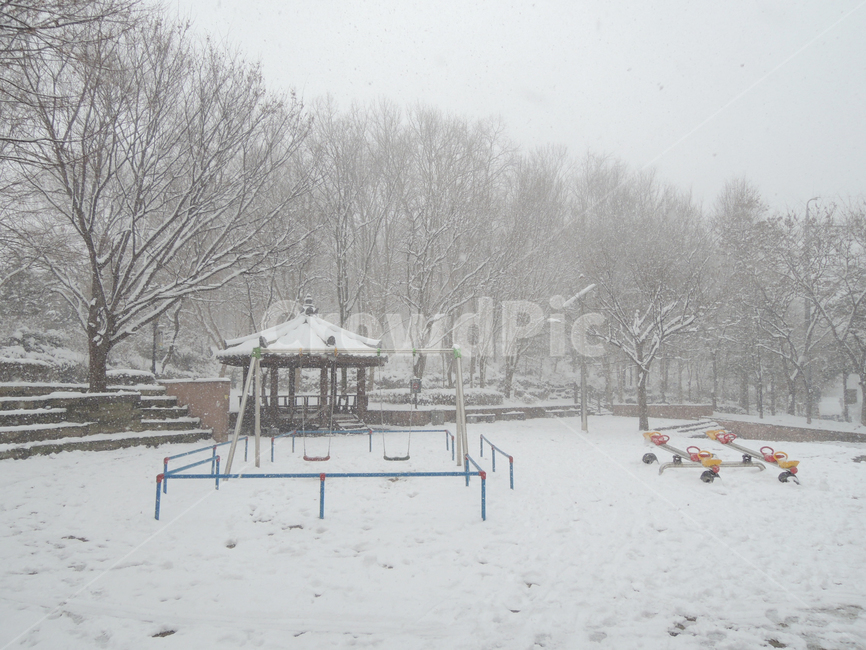 겨울,눈쌓인숲,눈오는놀이터,겨울놀이터,눈쌓인놀이터,겨울나무,winter,winterforest,winterplayground,winterwoods,winterwoodland,snowstrewnplayground,snowcoveredforest,겨울,계절,winter,season