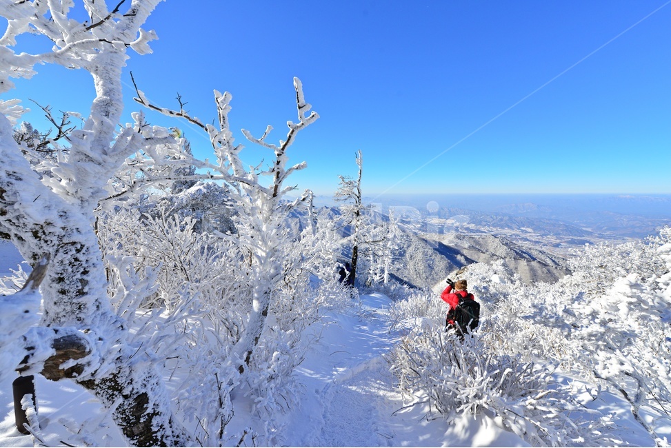 mountain,산,nature,자연,outdoors,옥외,landscape,경치,scenery,풍경,mountainrange,산맥,snow,눈,덕유산,설천봉,향적봉,중봉,상고대,덕유산설경,겨울,계절,설경,사람,인간,겨울,계절,winter,season,자연,풍경,nature,landscape,한국자연풍경,한국자연경관,korea nature landscape