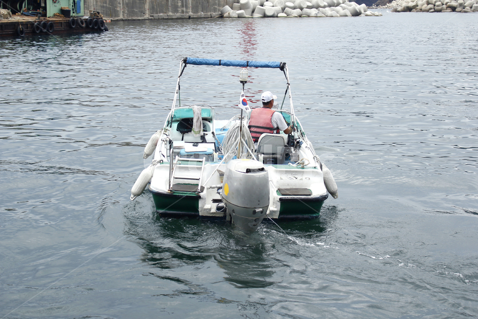 배,보트,바다,선장,어부,구명조끼,바닷가,항구,ship,boat,sea,ocean,풍경,울릉도,저동항,여름,인물,남자,water,산업,industry,industrial,어업,fishery,fishing industry