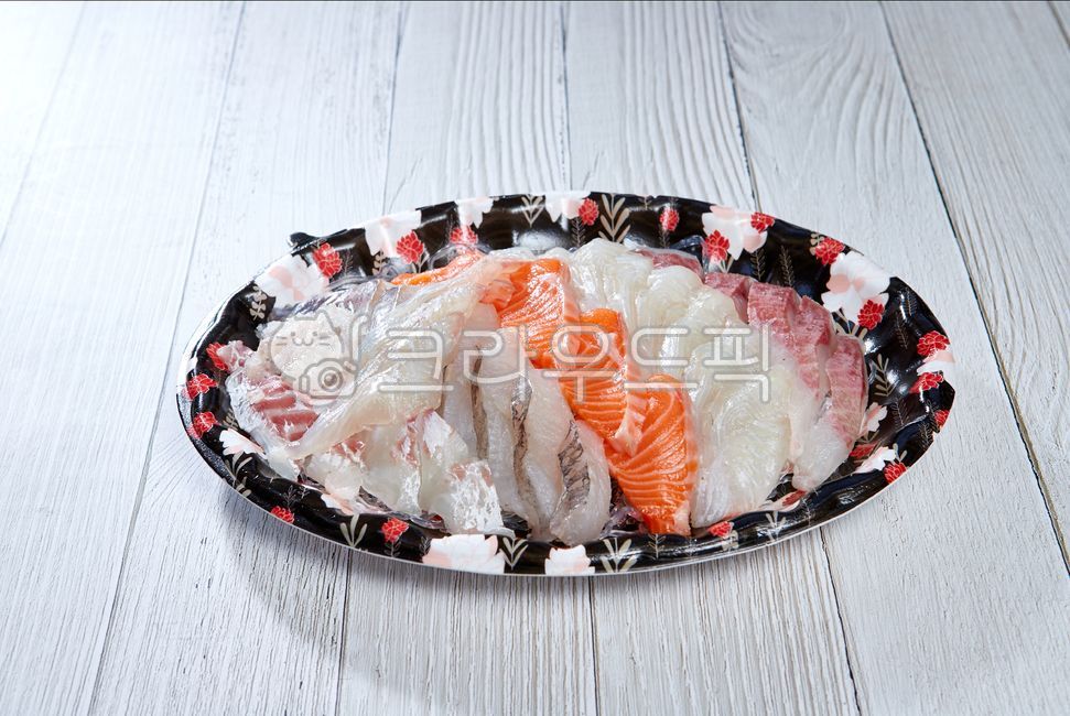 도미회,회,연어회,광어회,방어회,생선회,연어,도미,광어,방어,접시,일회용접시,나무테이블,참돔,돔,물고기,생선,사시미,해산물,어패류,음식,먹거리,일식,신선,싱싱,어류,해물,스시,날것