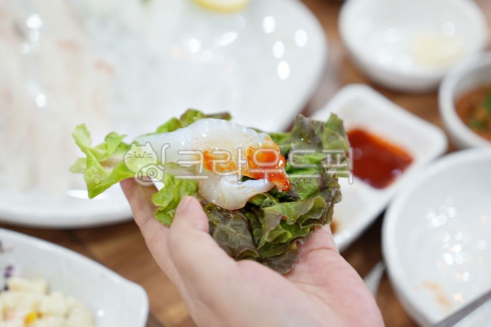 seafood,flatfish sashimi,cook,chopsticks,live fish,episode,wrapping,food,products,ocean,raw fish,fish,fishery,Flatfish,tradition