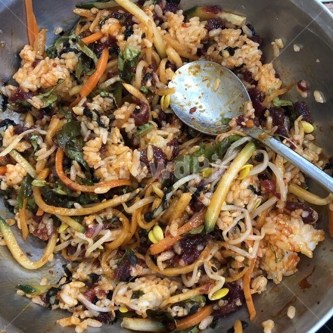 비빔밥,윤기,생고기비빔밥,생고기,숟가락,음식,식재료,요리,food,cook,meal,dishes,food reserves