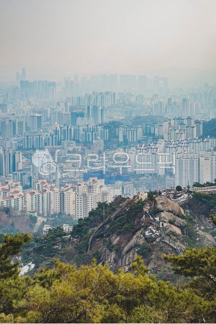 인왕산,인왕산정상,서울전경,서울풍경,서울시풍경,흐린날,미세먼지,서울미세먼지,종로구,서대문구,등산,인왕산등반,등반,산악,산악회,햇살,설산,눈덮인산,종로,mountain,tracking,hiking,climbing,hike,climb,성곽,성곽길,castle,fortress,stronghold,fortresstrail