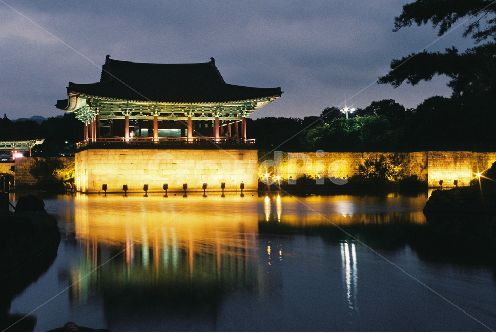 경주,안압지,야경,필름사진,풍경,필름,한국랜드마크,한국관광지,경주명소,문화재,밤,호수,연못,koreatouristattraction,koreantraditional,landscape,nightscape,night,landmark,film,야경,밤,풍경,nightscape,night,landscape,한국전통,한국문화,korean traditional,korean culture,랜드마크,landmark,tourist attraction,한국랜드마크,한국관광지,한국명소,korea landmark,korea tourist attraction,건축물,건물외관,exterior,building,structure,architecture,construction,건물