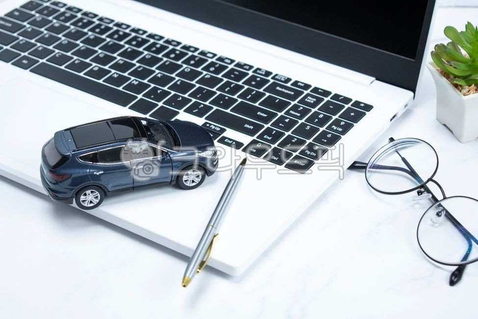 computer keyboard,concept,vehicles,laptop,sales,car insurance,car,jeep,pen,model,company,tire,toy,keyboard,business,work,wheel,tax,monitor,transportation,cars,Insurance,desk,miniature,finance