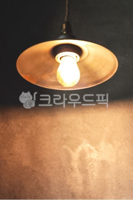 decorate,big,led,neat,model,huge,antique,decoration,soft,light fixture,glass,light emitting,old,night,metal,circular,lighting,brown,cafe,light,background,vintage,hung,diode,Edison,style,circle,object,light bulb,hang,string,yellow,bright,archaic,long,inter