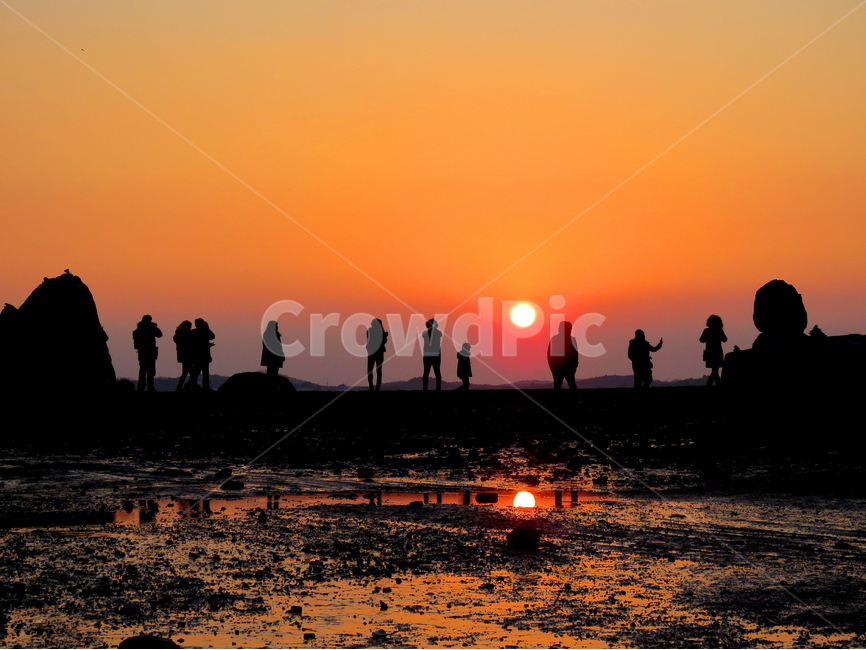 석양,노을,바다,풍경,실루엣,silhouette,자연,풍경,nature,landscape,사람들,대중,군중,other people,crowd,실루엣,그림자,silhouette,shadow,인물실루엣,사람실루엣,character silhouette,human silhouette,person,사람,human,인간,outdoors,옥외,sunlight,햇빛,sky,하늘,sunset,일몰,dusk,황혼,dawn,새벽,red sky,붉은 하늘