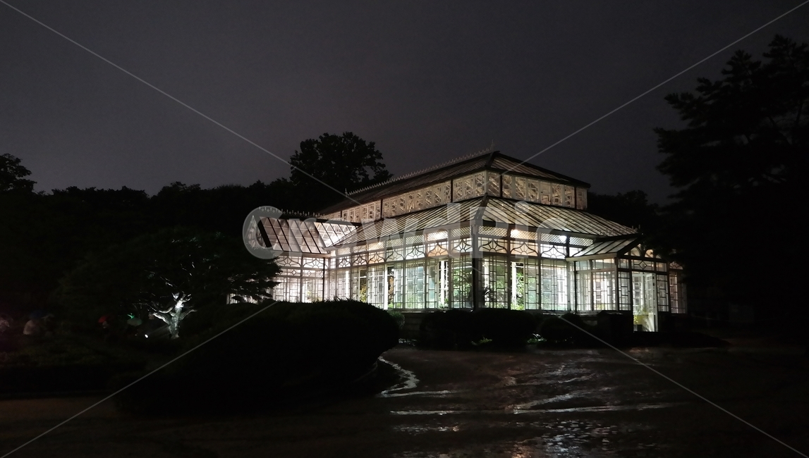 창경궁,대온실,온실,사적123호,서울,한국,changgyeonggung,changgyeonggunggrandgreenhouse,greenhouse,palace,korea,seoul,landmark,glasshoue,야경,밤,night,nightview,야경,밤,풍경,nightscape,night,landscape,랜드마크,landmark,tourist attraction,한국랜드마크,한국관광지,한국명소,korea landmark,korea tourist attraction,건축물,건물외관,exterior,building,structure,architecture,construction