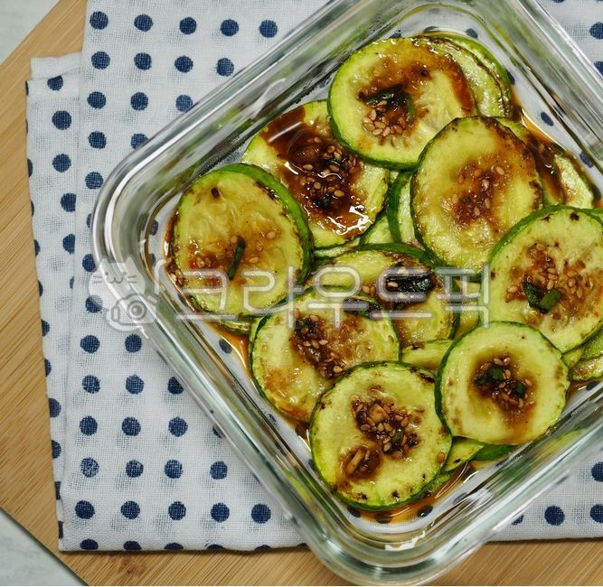 호박,애호박,호박구이,애호박구이,반찬,한국음식,아시아음식,배경,웰빙,채소,채소음식,간장양념,녹색,유리용기,음식,요리,간장,pumpkin,grilledpumpkin,sidedish,koreanfood,asianfood,background,wellbeing,vegetable,soysauce,green,glasscontainer,food,cooking