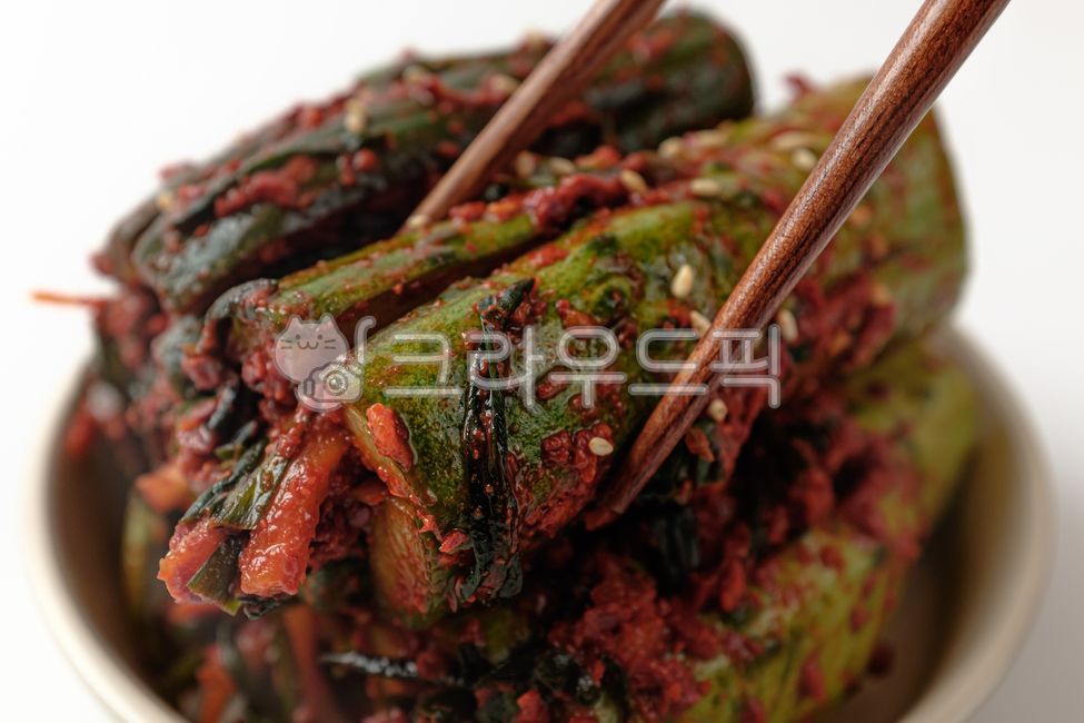 오이소박이,오이,김치,오이김치,고춧가루,양념,채소,절임,한국음식,한국문화,음식,식사,식품,식료품,재료,식재료,음식재료,클로즈업,매콤한,짭짤한,아삭아삭한,시원한,음식,식재료,요리,food,cook,meal,dishes,food reserves