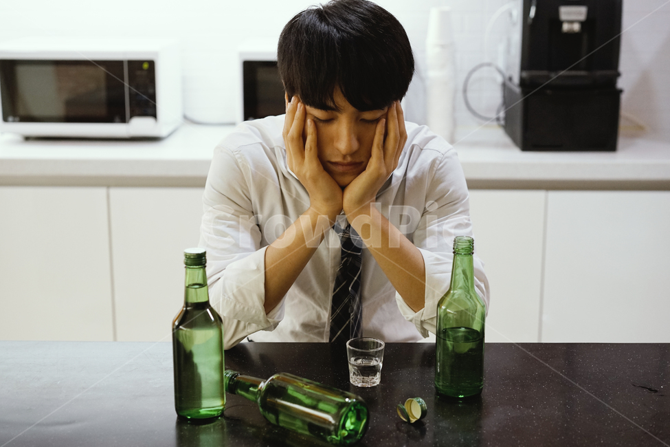 남성,남자,술,음주,과음,숙취,알콜,소주,고민,근심,사람,인물,인간,human,person,남성,남자,man,male,술,주류,alcohol