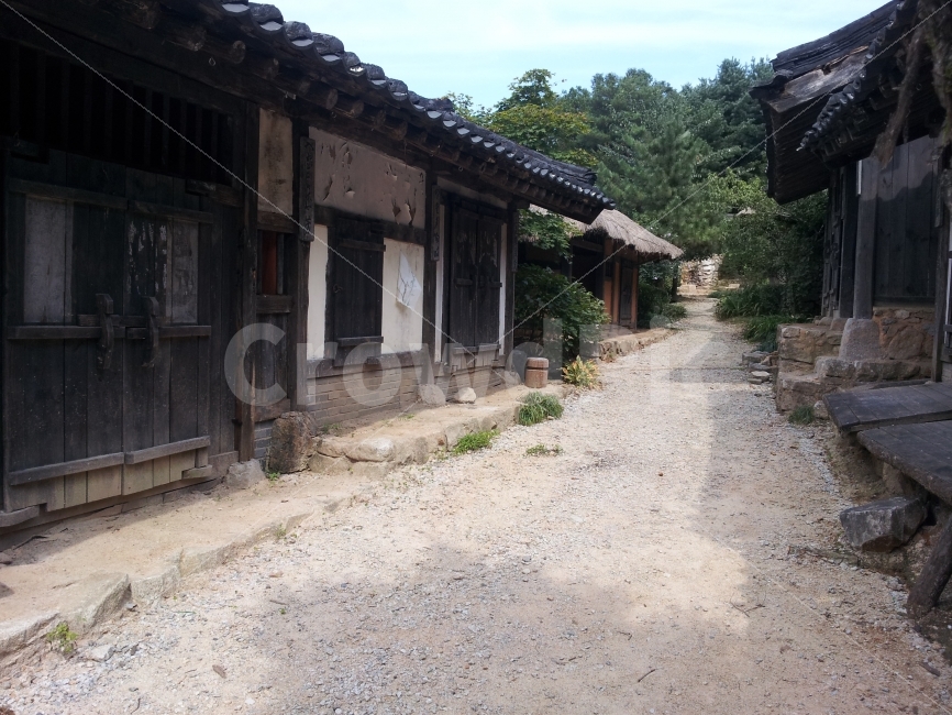 한국,korea,드라마세트장,드라마셋트장,드라마촬영장,조선시대,조선,사극촬영장,사극세트장,사극셋트장,역사,문화,민속촌,한국문화,한국전통,전통문화,한옥,초가집,마을,전통마을,동네,시골,country,감성,감성사진,힐링,힐링사진,느낌,컨셉,콘셉,concept,분위기,옛날,과거,한옥마을,양반,풍경,문화재,유적,유적지,한국의,한국적인,한국의미,한국의멋,landscape,히스토리,history,집,home,house,snap,스넵사진,스넵,스냅,스냅사진,한국전통,한국문화,korean traditional,korean culture