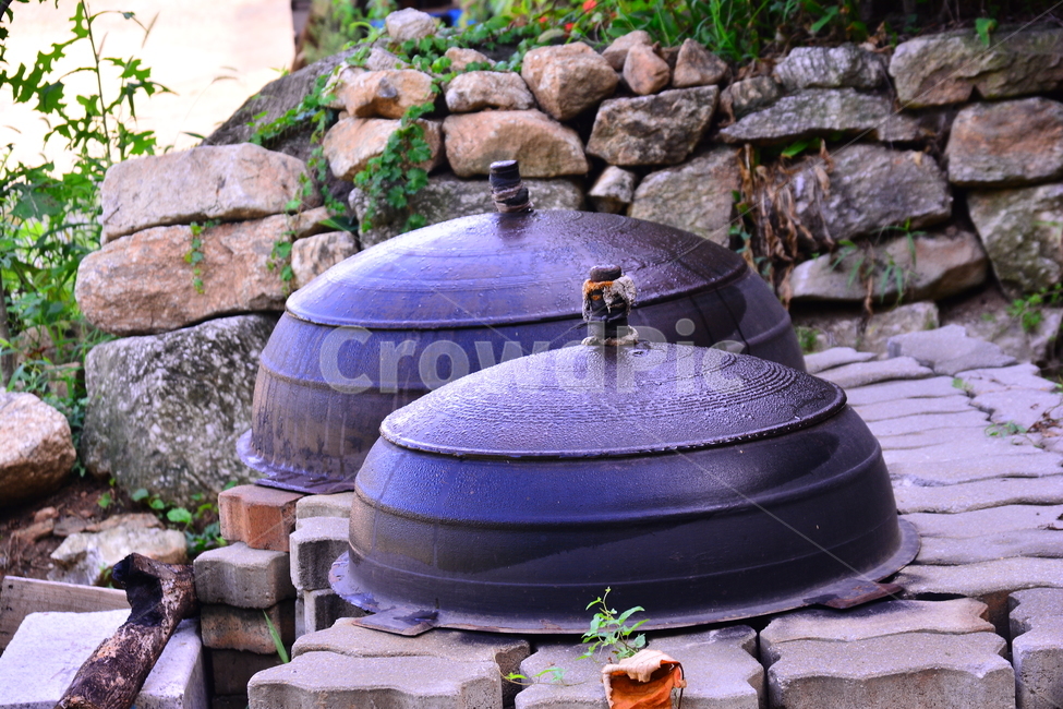 가마솥,시골집,농촌풍경,한국적,korean,무쇠솥,솥,금속,돌담,시골풍경,anironpot,밥솥,검정색,black,토속적,원형,쇠붙이,둘,iron,steel,벽돌,block,한국전통,한국문화,korean traditional,korean culture,사물,물건,오브젝트,thing,object,matter