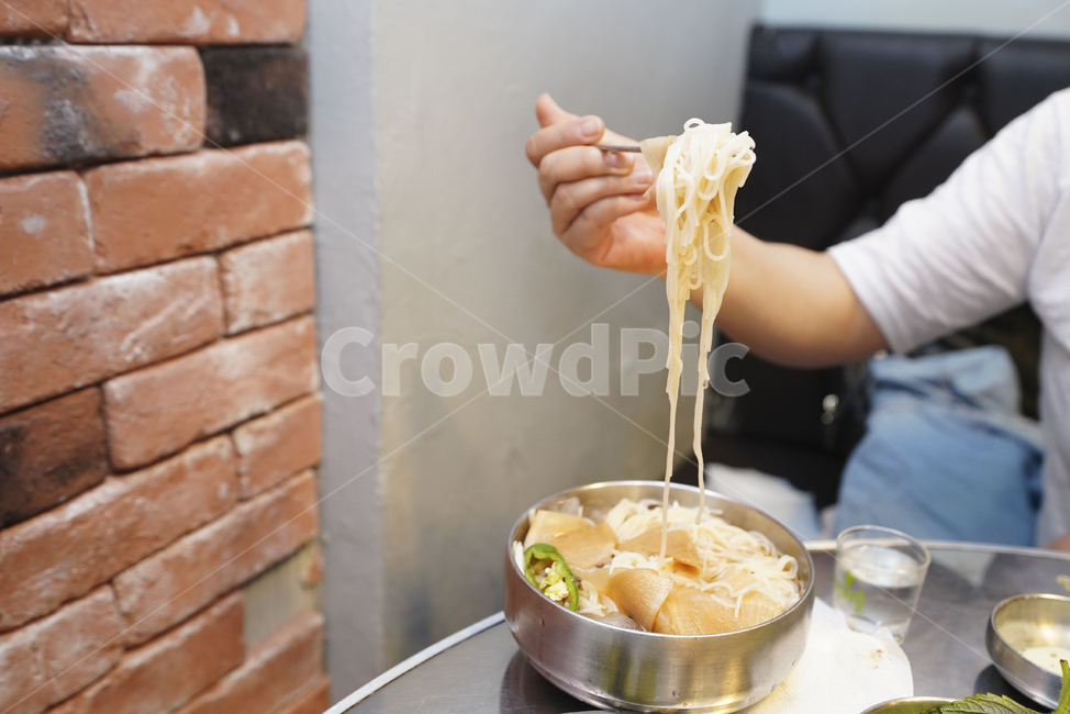 한식,국수,먹거리,음식,면요리,먹방,식사,푸드,요리,대접,손,젓가락