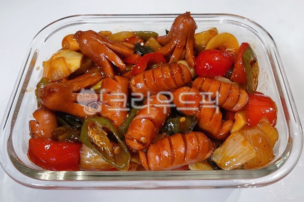 비엔나소세지야채볶음,쏘세지,햄,소세지,볶음요리,볶음,비엔나쏘세지야채볶음,소세지야채볶음,쏘세지야채볶음,야채,채소,양념,양파,청양고추,대파,파,파프리카,칼집,마늘,도시락,슬라이스마늘,반찬,밥반찬,도시락반찬,밥도둑,식재료,먹방,음식,요리,식사,seasoning,dish,food,meal