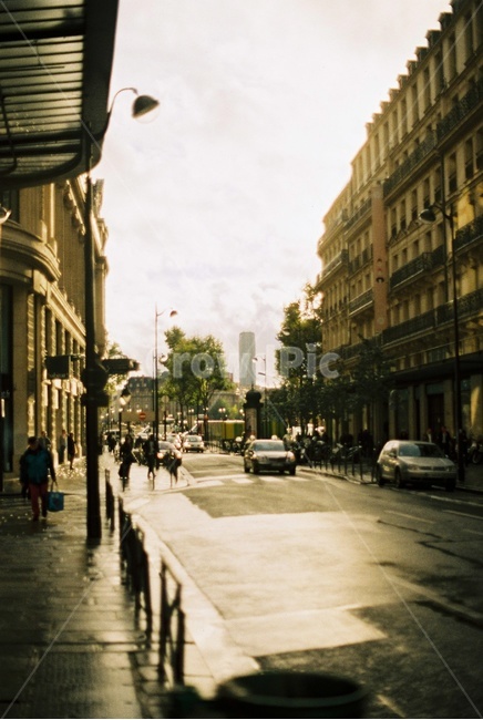 파리,거리,거리풍경,필름사진,필름,감성사진,감성,paris,street,film,filmphotography,도시,풍경,city,landscape,해외,외국,세계,foreign,oversea,world,세계도시풍경,해외도시풍경,외국도시풍경,world cityscape,감성,sensible,feeling,pedestrian,보행자,path,통로,car,차,vehicle,차량,automobile,자동차,transportation,교통