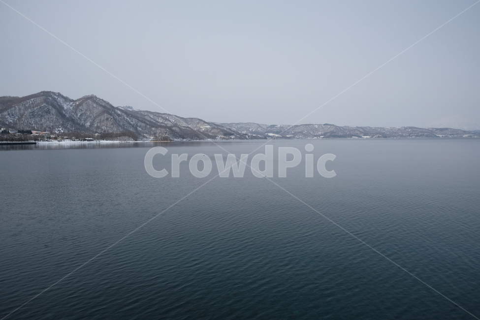 겨울호수,큰호수,눈쌓인,자연경관,산과호수,겨울,겨울풍경