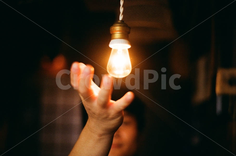 희망,전구,빛,아이디어,생각,빛나는,밝은,손,미래,인물사진,사람,공간,hope,bulb,light,idea,think,bling,shine,hand,future,personal,human,space,사람,인물,인간,human,person,신체일부,몸,body,감성,sensible,feeling