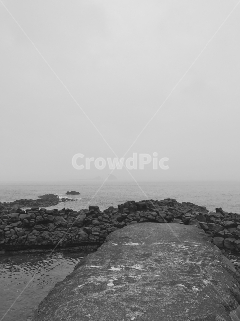 흑백,제주도,해변,바다,돌담,잔잔함,자연,풍경,nature,landscape,한국자연풍경,한국자연경관,korea nature landscape,제주도,jeju,jeju island,흑백,모노톤,monochrome,black and white