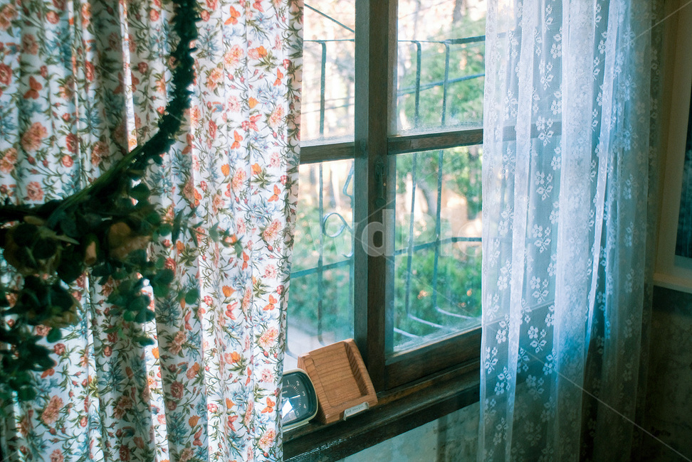 창문,시계,커튼,홈데코,휴대폰거치대,인테리어,실내디자인,interior design