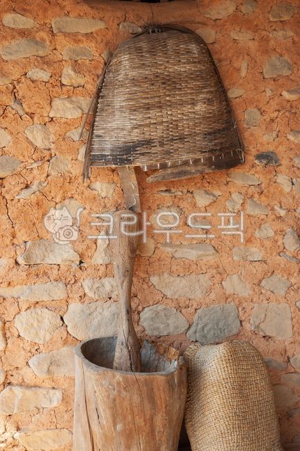 Mortar,mortar container,pestle,pestle,wood,basket,winnowing basket,farming tool,wall,mud wall,red clay wall,country house,farmhouse,Korean tradition,Korea,tradition