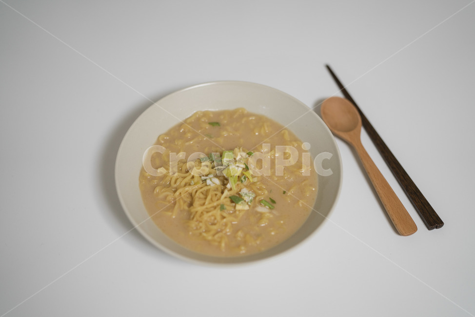 라면,플레이팅,젓가락,수저,나무,라멘,인스턴트,음식,국물,파,상차림,차림,그릇,음식,식재료,요리,food,cook,meal,dishes,food reserves,면류,면요리,noodles
