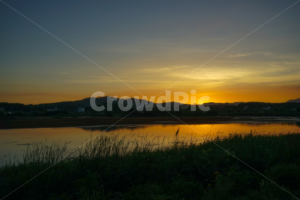 호수,석양,해넘이,일몰,풍경,자연,풍경,nature,landscape,outdoors,옥외,sky,하늘,sunset,dusk,황혼,dawn,새벽,red sky,붉은 하늘,sunlight,햇빛