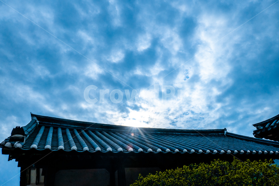 한옥,구름,햇빛,하늘,청량한,한국전통,한국문화,korean traditional,korean culture,건축물,건물외관,exterior,building,structure,architecture,construction