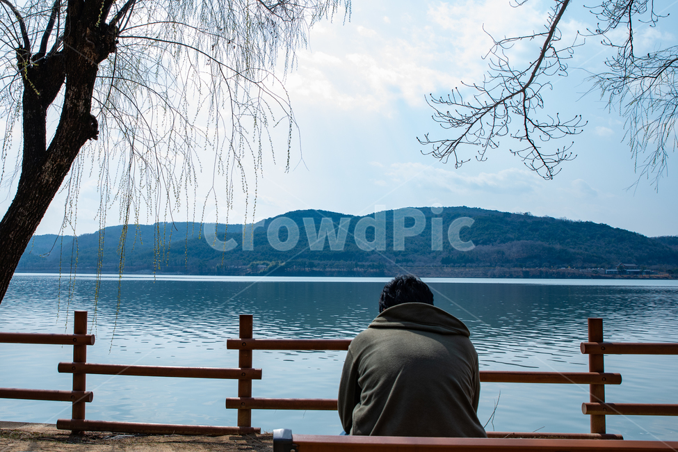 봄,보문,경주,봄하늘,하늘,강,강변,식물,나무,꽃나무,풍경,감성,공원,산책로,사람,인물,인간,human,person,남성,남자,man,male,고독함,외로움,쓸쓸함,우울함,슬픔,lonely,solitary