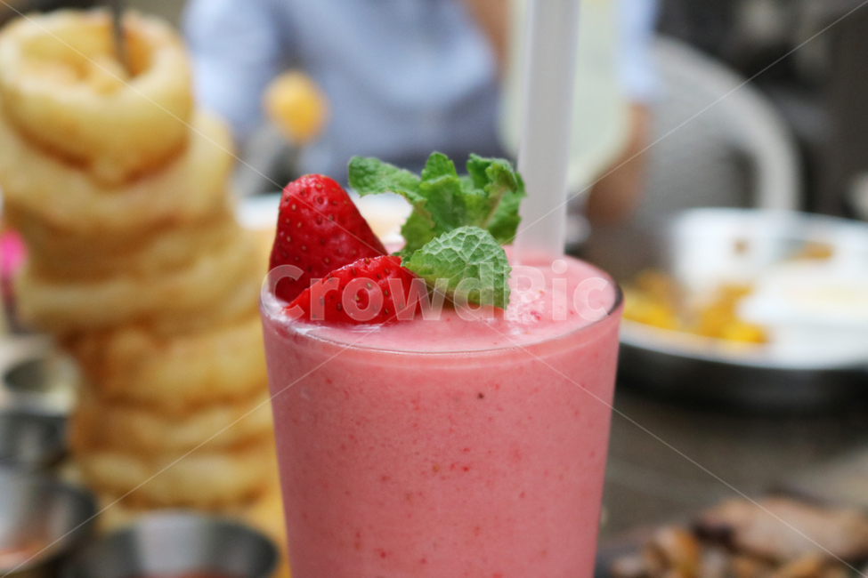 딸기스무디,음료,strawberry,strawberrysmoothie,smoothie,스무디,과일,과일음료,건강한,달콤한,fruit,fruity,sweet,시원한,상쾌한,예쁜,음료수,drink,beverage