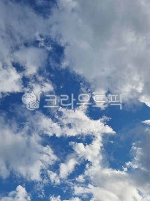 하늘,구름,푸른하늘,맑은날,구름배경,자연,대기,평온,날씨,여름하늘,sky,clouds,bluesky,clearday,cloudbackground,nature,atmosphere,serenity,weather,summersky