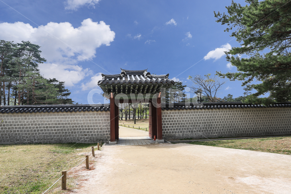 경복궁,문화재,서울,건축,궁전,문,단청,지붕,기와,돌담,돌기둥,고건축,한국,건청궁,창호지,서까래,석가래,기둥,흙길,주춧돌,추녀,목조건축물,한국전통,한국문화,korean traditional,korean culture,랜드마크,landmark,tourist attraction,한국랜드마크,한국관광지,한국명소,korea landmark,korea tourist attraction,건축물,건물외관,exterior,building,structure,architecture,construction