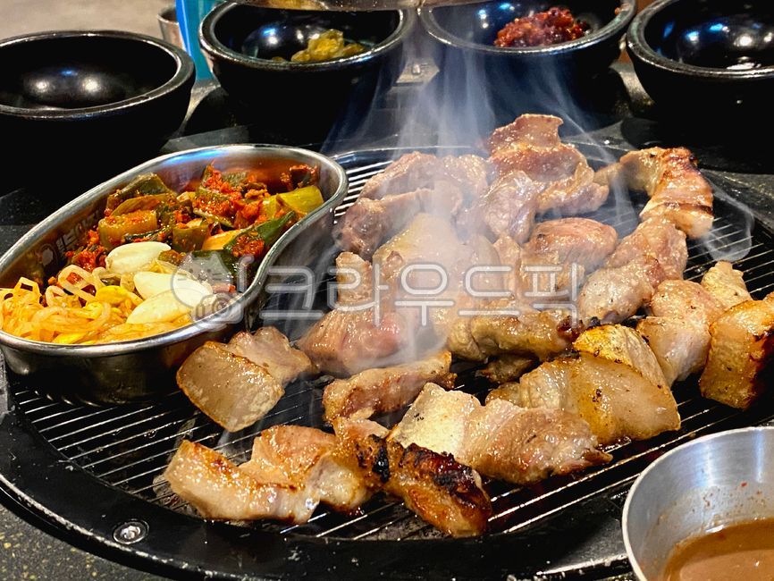 pork,charcoal fire,BBQ,pork belly,Aged pork belly,Samgyeop,Grilled Pork Belly,Chewy meat,Juicy pork neck,roast,Drink snacks,Charcoal grill,cook,restaurant,dishes,food,meal,meat restaurant,foodreserves,meat,green onion kimchi,neck meat