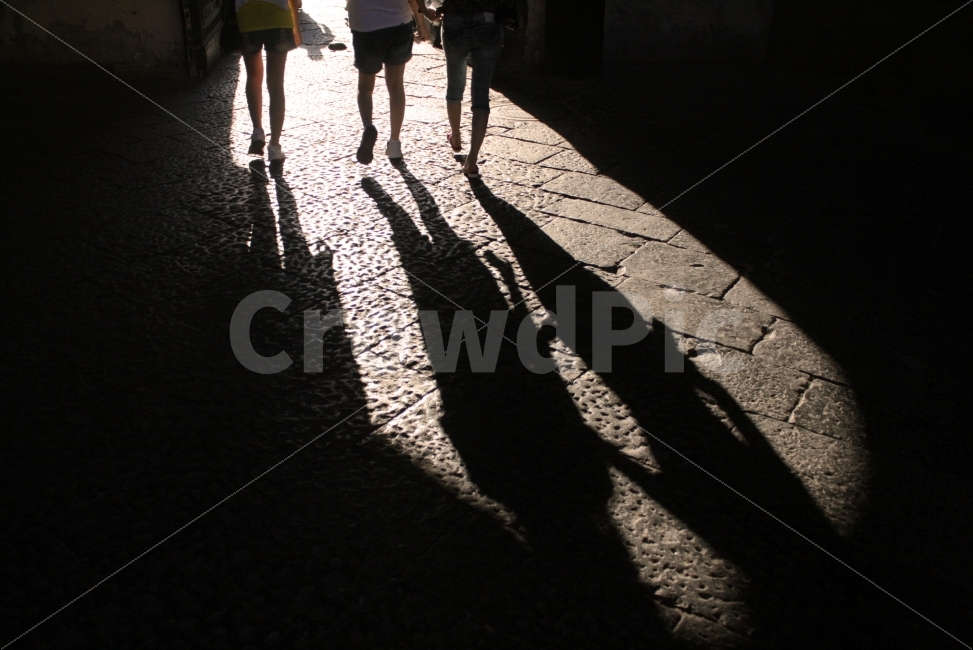 연출사진,그림자,인물,실루엣,인물실루엣,여행,이탈리아,사람,사람들,people,italy,travel,trip,shadow,감성사진,분위기,atmosphere,해외,외국,뒷모습,뒷태,person,light,travelling,배경,배경사진,평화로운,차분한,차분함,평화로움,풍경사진,ambience,calm,peaceful,tranquil,still,background,view,landscape,scenery,사람,인물,인간,human,person,인물실루엣,사람실루엣,character silhouette,human silhouette,친구,우정,friendship,companion,여행,휴가,traveling,vacation,trip,pedestrian,보행자,clothing,의류,apparel,의복,path,통로,shorts,반바지