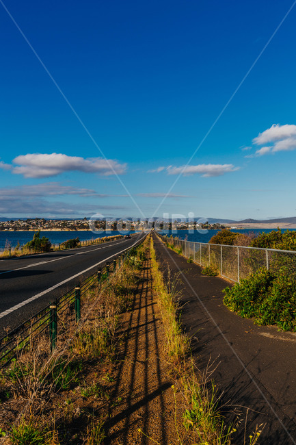 호주,타즈매니아,바다,바닷가,see,australia,tasmania,푸른하늘,sky,다리,길,차길,도로,인도,road,carroad,낮은구름,자연,풍경,nature,landscape,asphalt,아스팔트