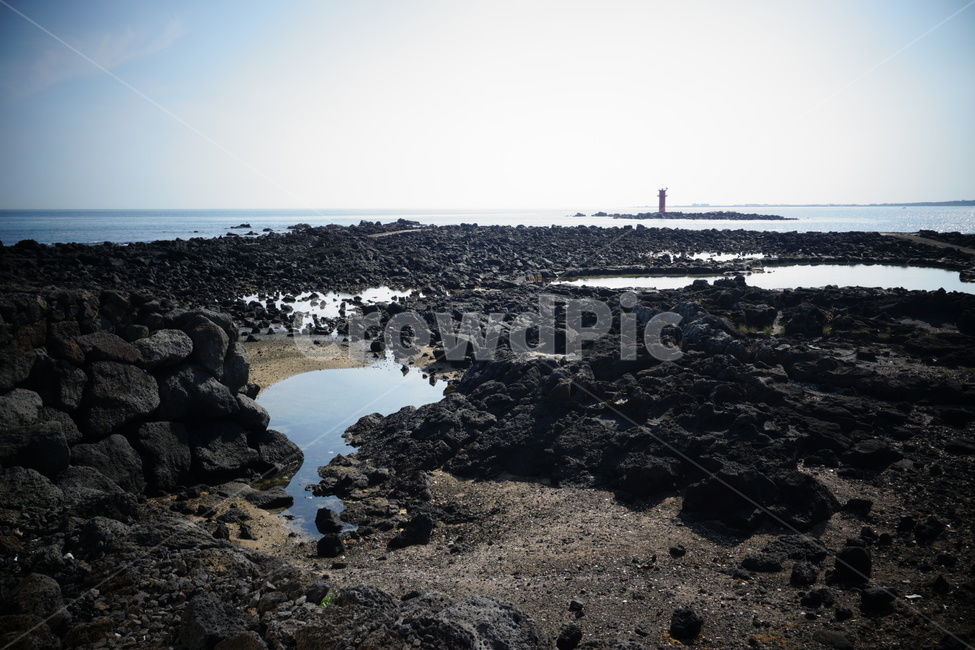 제주도,현무암,등대,바다,바닷가,화창함,검은돌,바닷물,맑음,풍경,자연,풍경,nature,landscape,한국자연풍경,한국자연경관,korea nature landscape,해변,바다,beach,sea,제주도,jeju,jeju island,ground,바닥