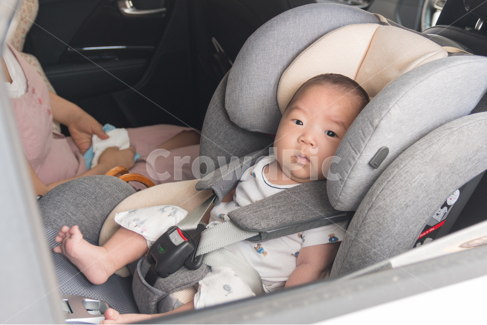 small,car seat,young,infant,good,cute,automobile,baby seat,safety,Boys,newborn baby,parenting,traffic,1 person,expression,Character,belt,junior,safety belt,amazed,face,young baby,50 day baby,person,baby,50 days,Model,drive,family,child