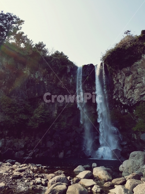 폭포,하늘,역광,배경화면,제주,자연,풍경,nature,landscape,한국자연풍경,한국자연경관,korea nature landscape,제주도,jeju,jeju island,river,강,outdoors,옥외,water,물,waterfall