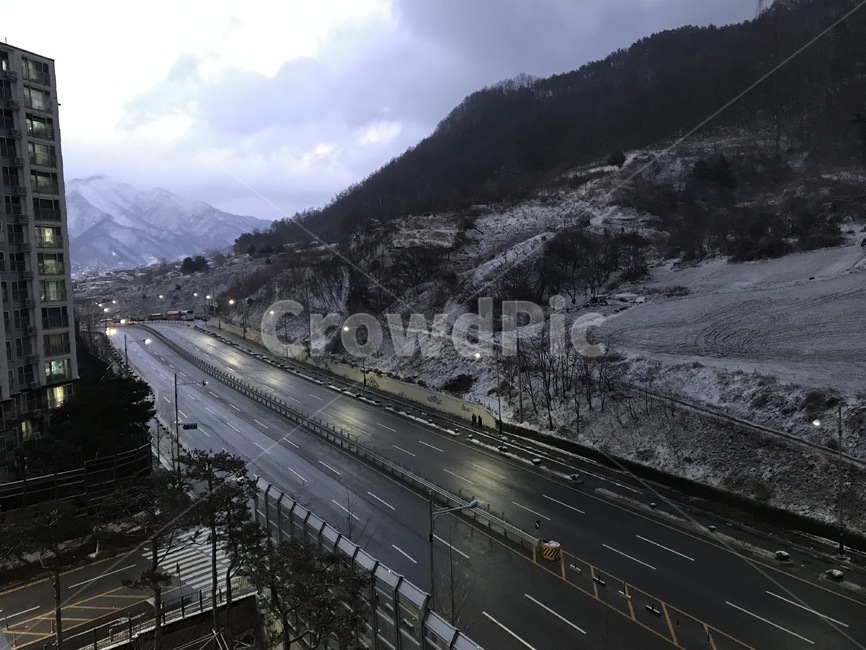 기다림,어두움,차도,road,도로,자동차,눈