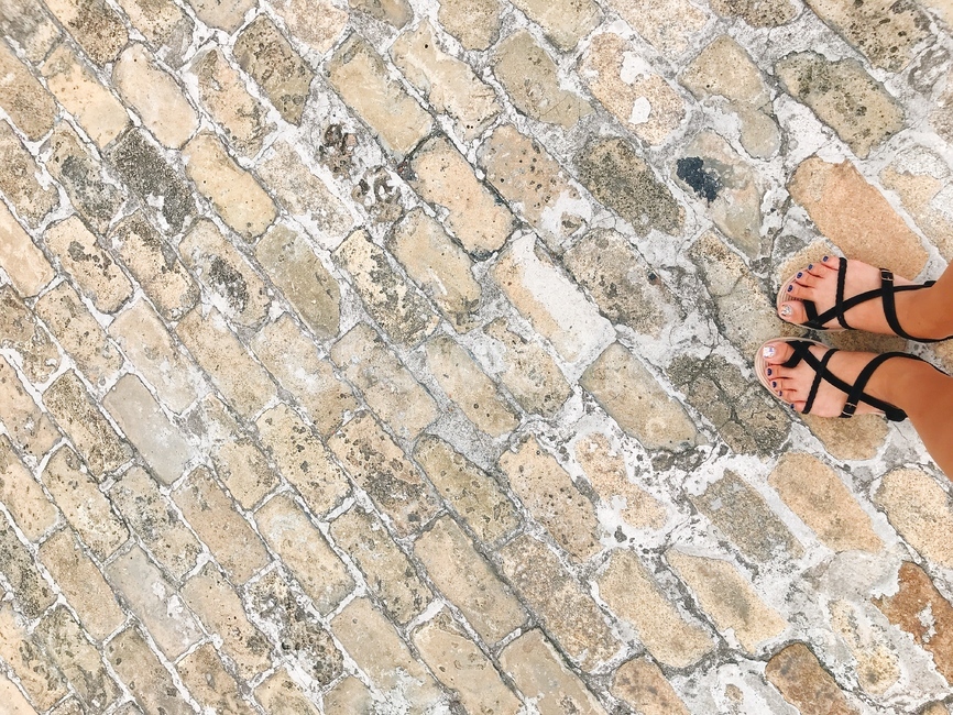 돌바닥,돌,발,샌들,pavement,foot,stone