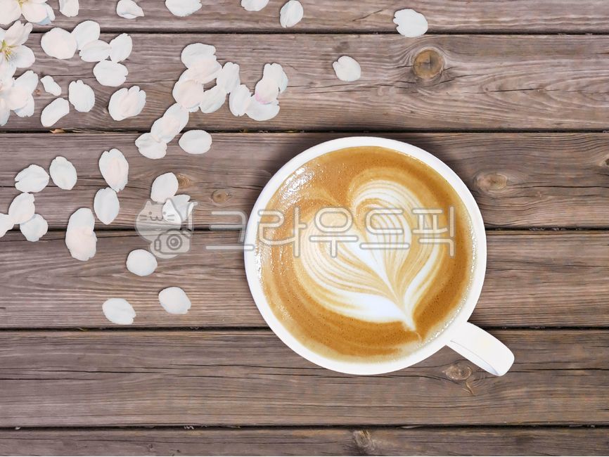 라떼,라뗴아트,하트,테이블,목재,벚꽃,꽃잎,봄,옥외,머그컵,탑앵글,하이앵글,음식,beverage,음료,coffee,커피,coffeecup,커피컵,cup,컵,갈색,흰색