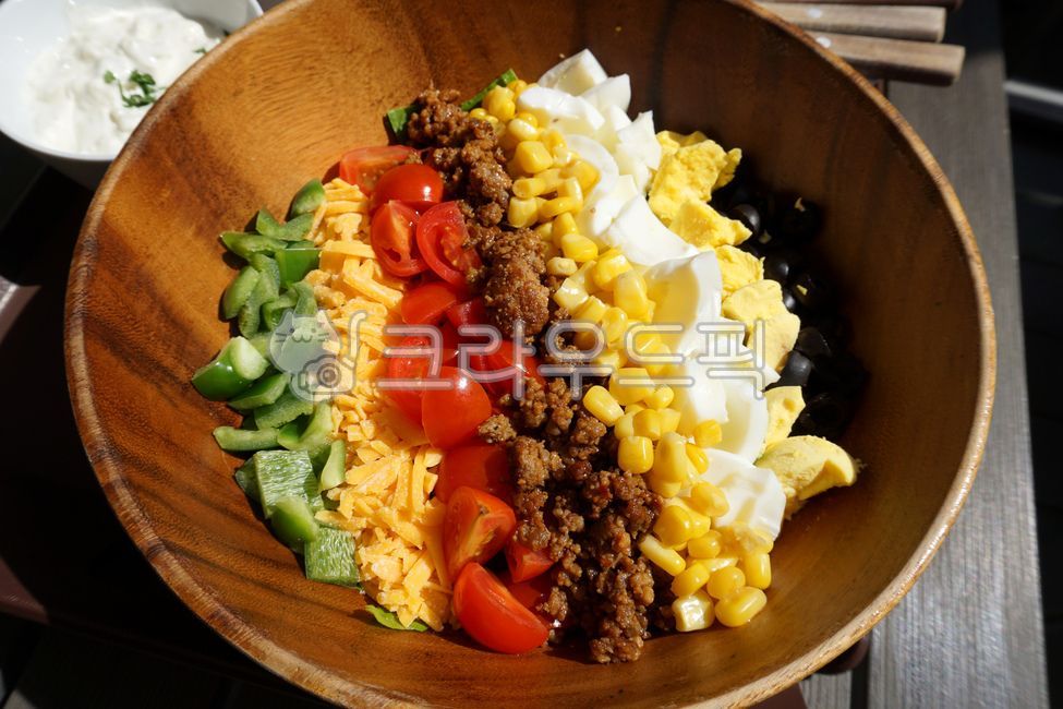 콥샐러드,샐러드,콥,음식,브런치,요리,점심,아침식사,점심식사,토마토,달걀,피망,치즈,계락,콘,옥수수,올리브,고기,다진고기,소스,크림,그릇,보울,접시,나무그릇