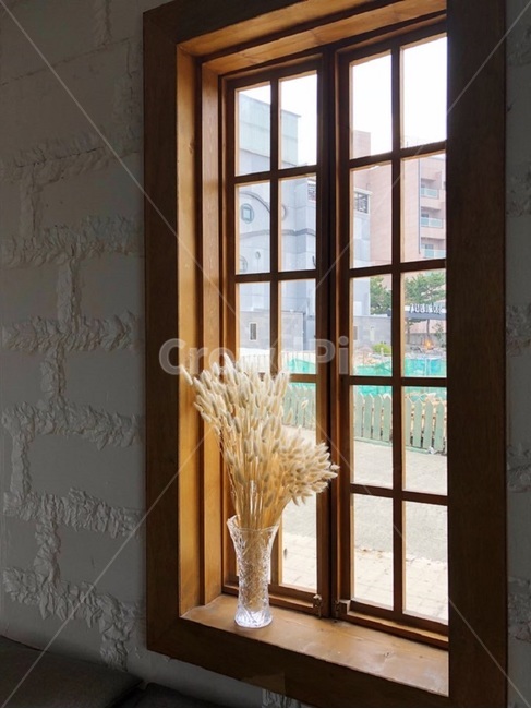 화병,갈대,가을,창문,창틀,쓸쓸한,wood,유리병,실내,indoor,차분한,분위기있는