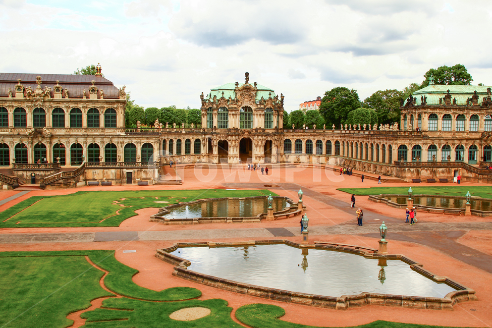 드레스덴,츠빙거궁전,독일,궁전,중세건축,건물,건축물,랜드마크,관광지,여행지,명소,관광명소,중세,중세유럽,유럽,작센,조각,중세궁전,바로크,바로크양식,조각품,문화유산,유적,고풍스러운,고성,화려한,궁정,궁정건축,풍경,경치,야외,전경,연못,정원,하늘,구름,랜드마크,landmark,tourist attraction,해외,외국,세계,foreign,oversea,world,세계랜드마크,해외랜드마크,외국랜드마크,world landmark,world tourist attraction,building,town,도시,urban,어반,downtown,도심,city,시티