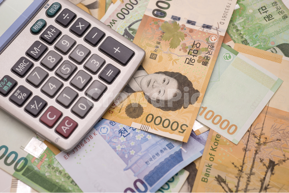 가계,소비,현금,전자계산기,계산기,세금,지출,금융,대출,생활비,지폐,저축,자금,절약,과소비,저금,정산,재테크,수입,돈,이익,재산,투자,경제,계산,은행,금전,비즈니스,수익,연금,오만원,만원,천원,생활,금융,돈,finance,banking,money,사물,물건,오브젝트,thing,object,matter,연출,컨셉,콘셉,direction,concept